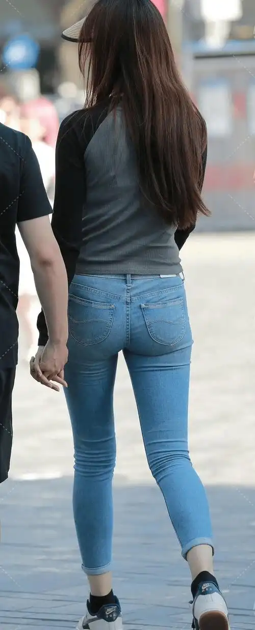 街头流行风尚,卷边牛仔裤搭配,时尚又大方!