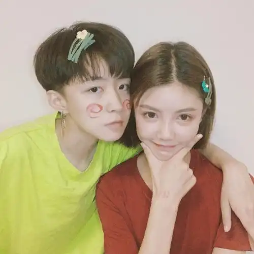 小星星想告诉大家的是:恋爱,只要中意就好,不分性别图片人物:刘沁园和