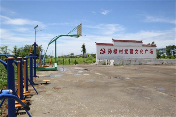 昔日的黑灯瞎火路段在安装太阳能路灯后白亮如昼,党建文化广场的凉亭