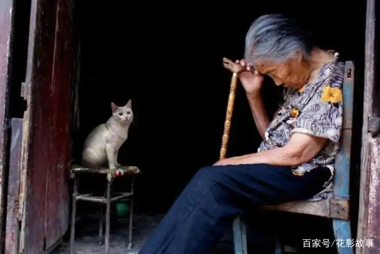 78岁老人晚年凄凉,"没孩子"和"有孩子"真的不一样!