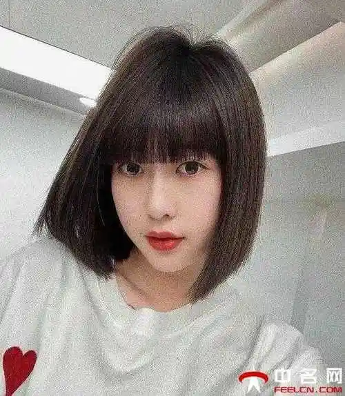 短直发发型简直就是直发女生的必备发型,头发直接剪短即可,搭配齐刘海