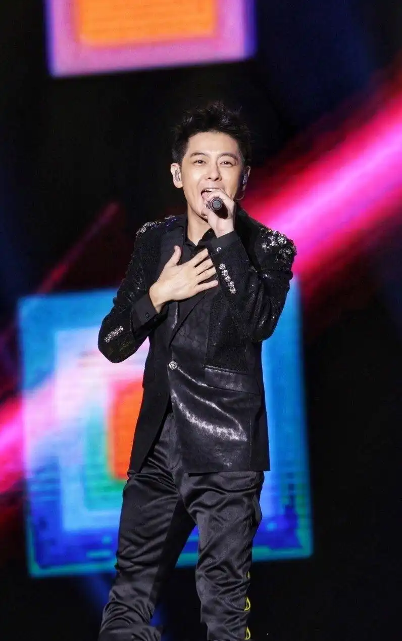 林志颖妻子和闺蜜团出游,衬衣配短裤身材出众,哪像35岁仨娃妈!