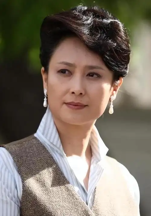 左翎一婚嫁给大8岁演员,二婚嫁给富商,如今60岁被宠成"公主"