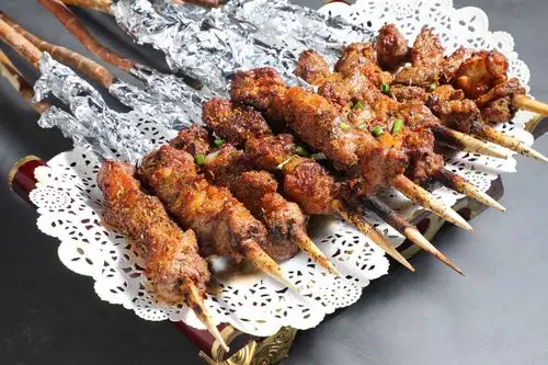 这个特大的羊肉串值得特别推荐一下,一串有二两肉,大快朵颐,视觉效果