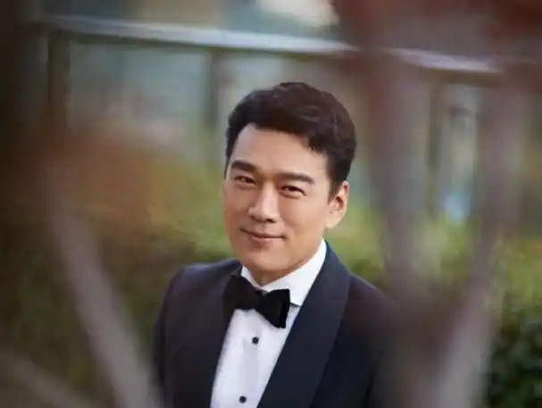 回顾演员王耀庆:为了省房租娶了房东的女儿,结婚22年0绯闻