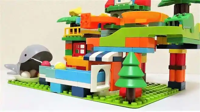 超多彩色积木做游乐园和超级轨道,弹珠跑出来,没有玩具车一起玩