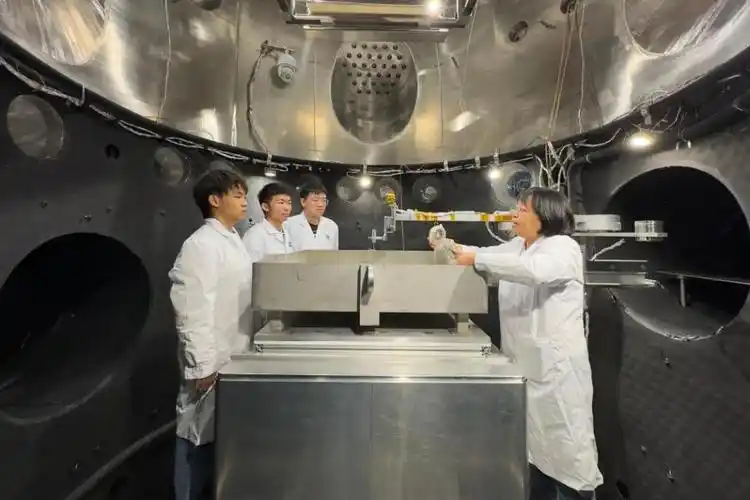 月球表面环境是怎样的?走进"月尘舱"