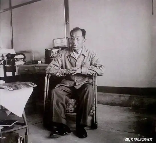 张学良在台湾照片在台南游孔庙时席地而坐除夕之夜写了一首诗