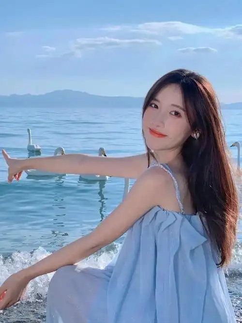 性感小酒窝好迷人和美女共赏海天一色