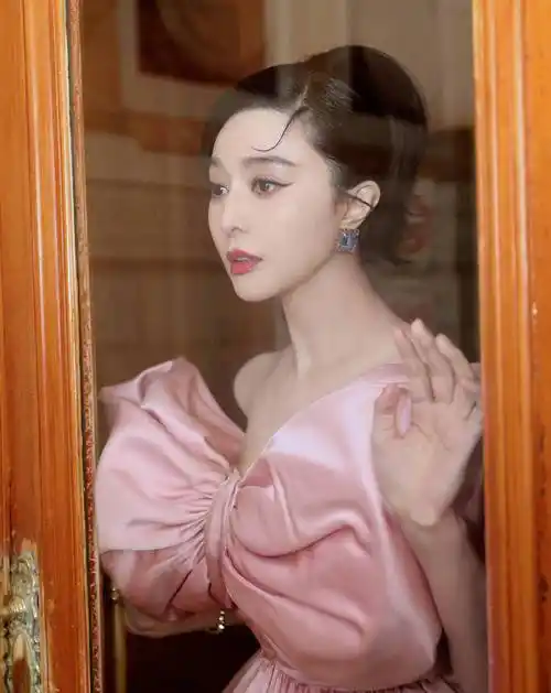 41岁范冰冰巴黎时装周造型封神!