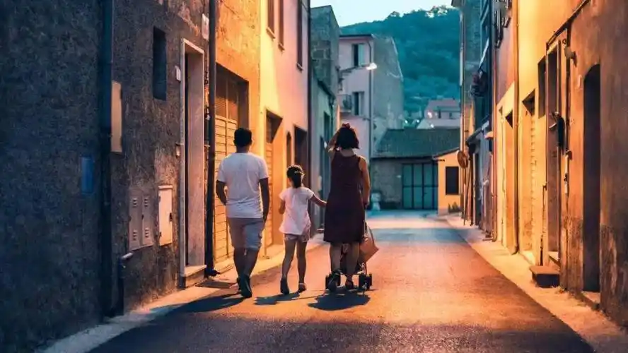 一个人最大的灾难对外人和气对家人发脾气