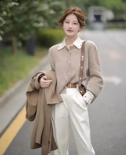 入秋后,衣服别穿一身黑!"有深有浅"更时尚,有层次还显年轻