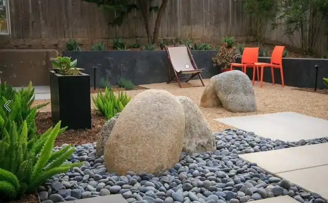 灰色黑色鹅卵石椭圆砾石接下来请您看一下庭院铺撒卵石后的实际效果