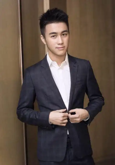 何猷君回应与qg工作人员冲突电竞人设崩塌