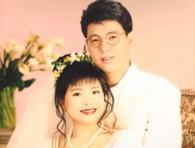 "忧郁王子"姜育恒:唱《再回首》走红,与妻子相恋39年成佳话