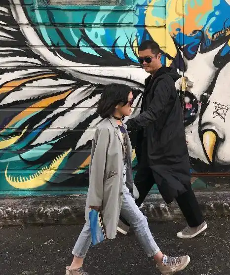 李亚鹏带着李嫣然去国外旅行,这画风就是像在拍的大片,李嫣然气质和