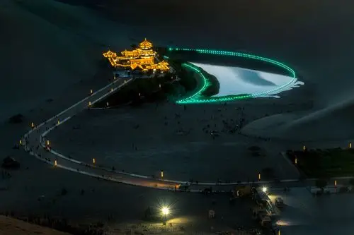 甘肃敦煌鸣沙山月牙泉夜景
