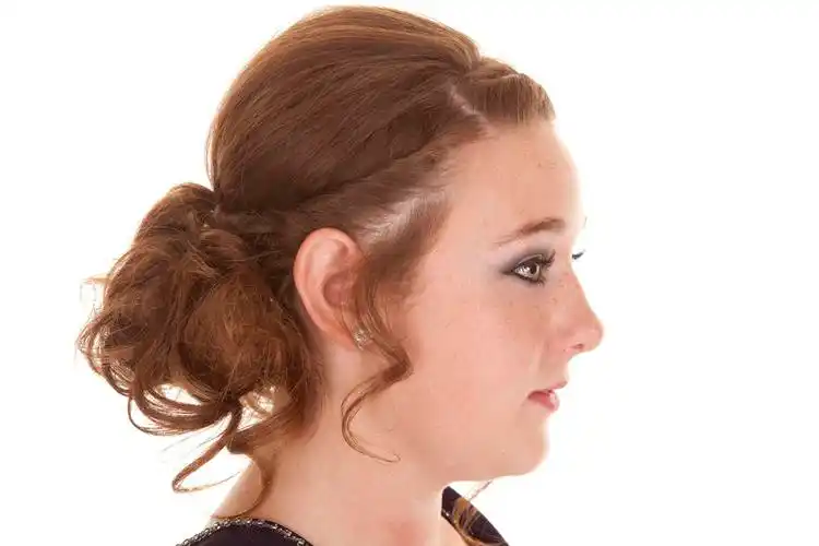 人脸的侧面图,十几岁的女孩,她的头发做花式的侧面图.