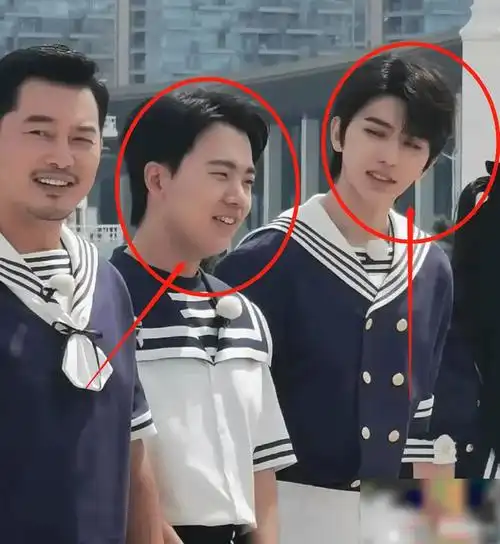 郭麒麟回归跑男与蔡徐坤同框亮相我却在关注蔡徐坤手放的位置