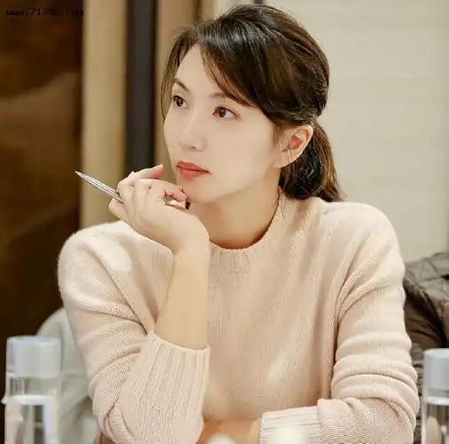 万人迷陈好中戏讲课照流出未施粉黛仍是佳人尽显知性魅力