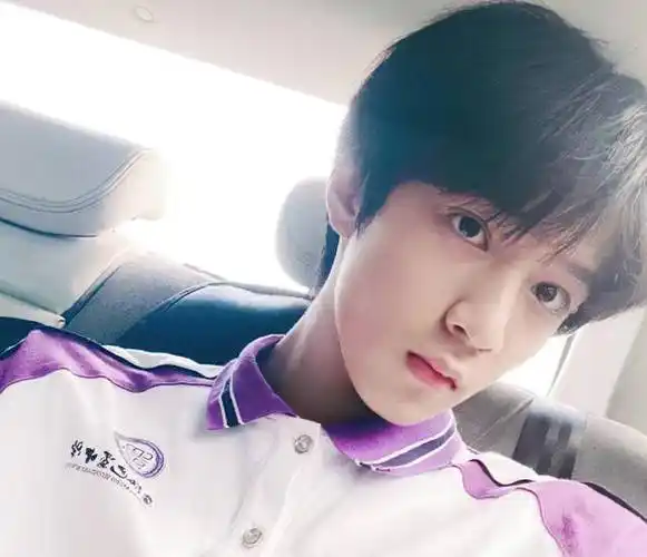 学生经常偷偷拍刘耀文班的照片.