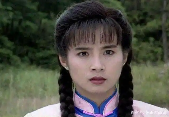 岳翎:与男友分手7年后同剧飙戏,为爱永久退隐,52岁风采依旧