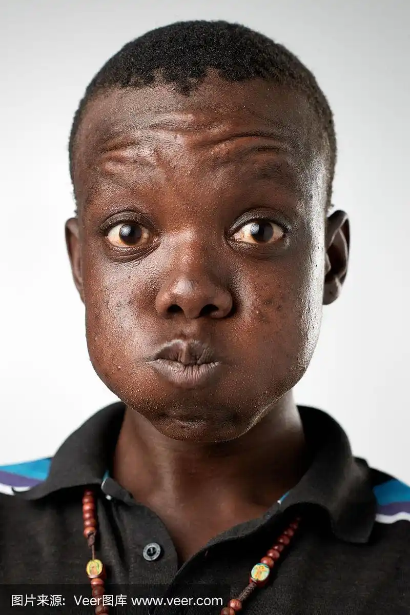 工作室肖像的非洲人做滑稽可笑的表情