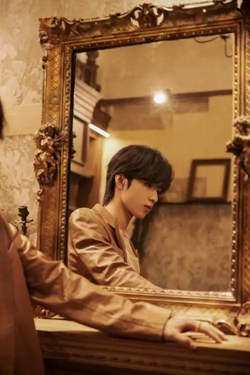 上游时尚刘耀文首度现身时尚活动复古时髦的帅气少年