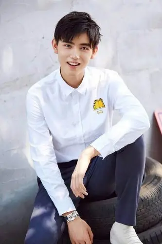 陈凯歌陈红的儿子陈飞宇,穿着条纹衬衫好帅气,阳光男孩气质尽显