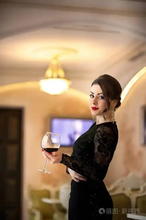 漂亮的女孩喝酒