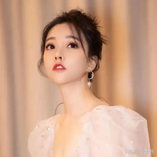 果断转战至虚拟世界的舞台,成为斗鱼直播平台的一名游戏主播