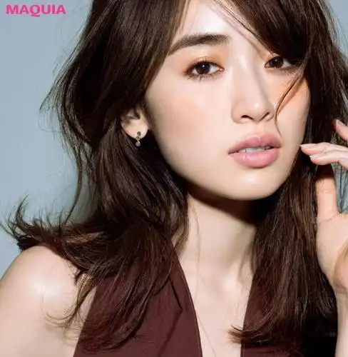 比起年轻貌美的混血女麻豆日本这个30岁知性小姐姐才是性感与可爱并存