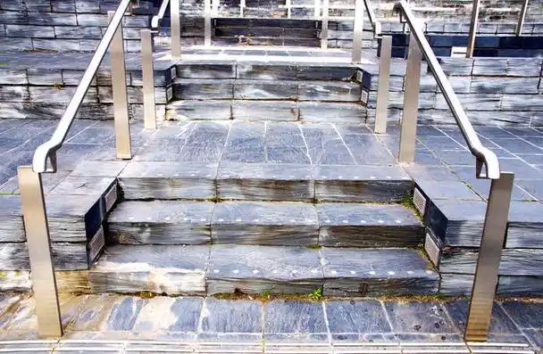 去年我家装修房子,其中大门口就留有台阶.