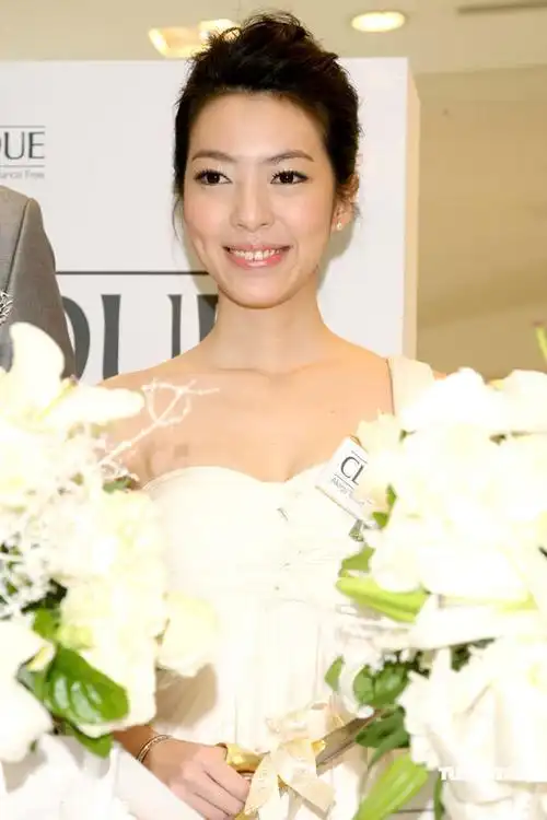 郑元畅路嘉欣代言护肤品