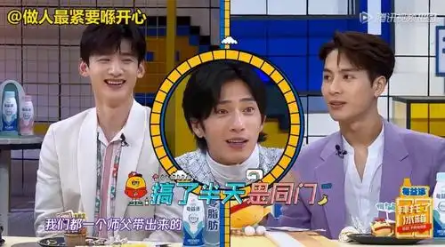 王中磊和井柏然谈戏,儿子王元在旁边自顾自的玩,完全不打扰