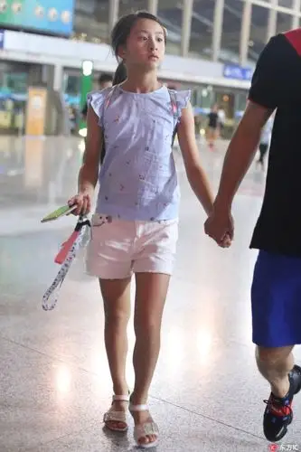 森碟穿打底小背心越变越少女,网友:腿比田亮还长可怎么晒黑了!