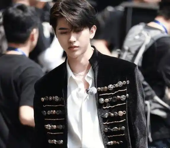 《跑男9》刚开拍,蔡徐坤就被拍到壁咚,但对象让粉丝们很心安_沙溢啦