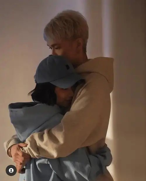 邓紫棋罕见秀恩爱,合影时脑袋倾向男友mark,托腮卖萌幸福甜笑_马克_何