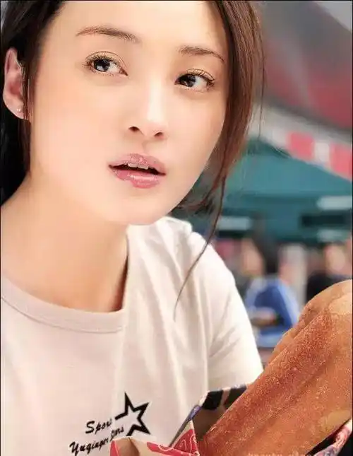 看了蒋勤勤年轻时的照片才明白为啥赵文卓富商导演等那么多人拜倒在她