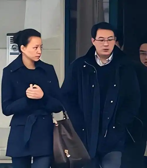 主持人董卿重回央视丈夫暴雷消失1年后露面拒绝合影孤单落寞