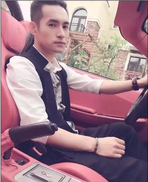 p>文松,原名石文嵩,1986年6月9日出生于辽宁省营口市,中国内地影视男