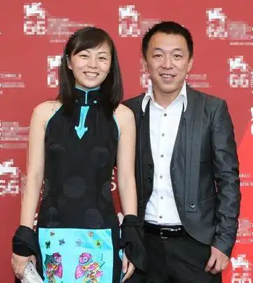黄渤隐藏20多年的老婆原来是她!难怪当年拒绝林志玲,太有夫妻相