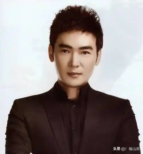 焦恩俊任嘉伦的眼睛比一般男生大,黑白分明,卧蚕很明显.