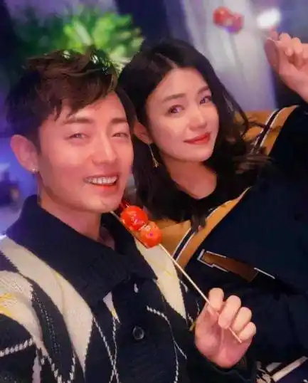 陈晓老婆热衷运动陈妍希健身后玩自拍大汗淋漓也不摘婚戒