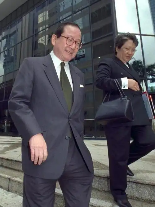 向华荣向华炎退休后交棒给儿子向展伟,向展伟曾是执业律师,活跃在政商