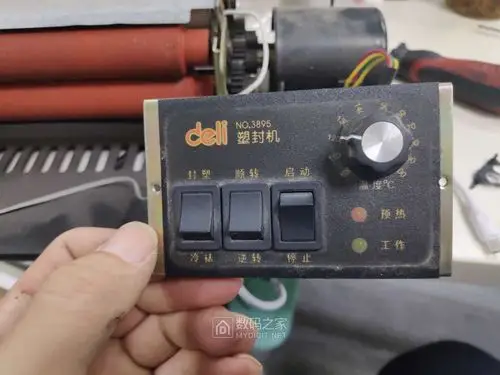 一个拆散了的得力塑封机