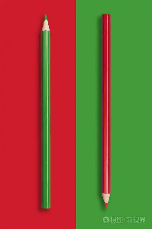 红色和绿色背景的两支绿色和红色铅笔symb
