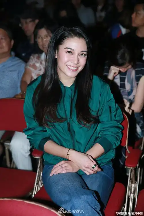 46岁赵学而开演唱会在台上搂着张智霖合唱台下坐着袁咏仪