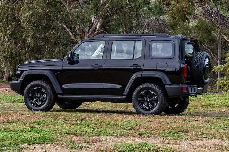 长城汽车 tank 300 是一款魁梧,块状的 4x4 越野车,具有潜在的牧马人