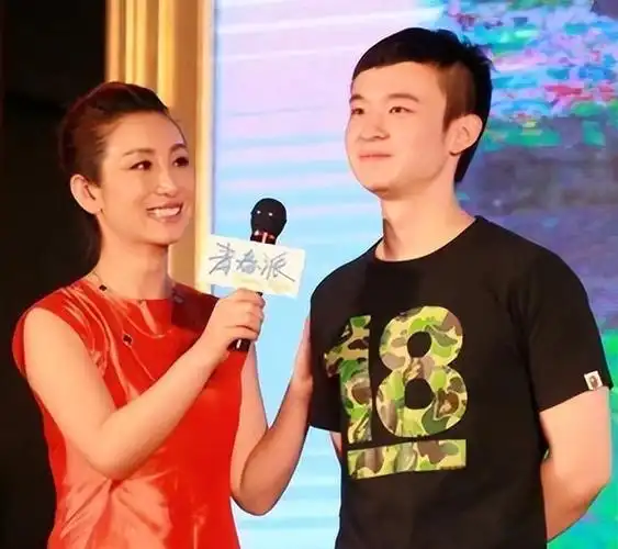 王京花嫁演员董志华结婚30年被丈夫宠成宝影帝儿子是她骄傲